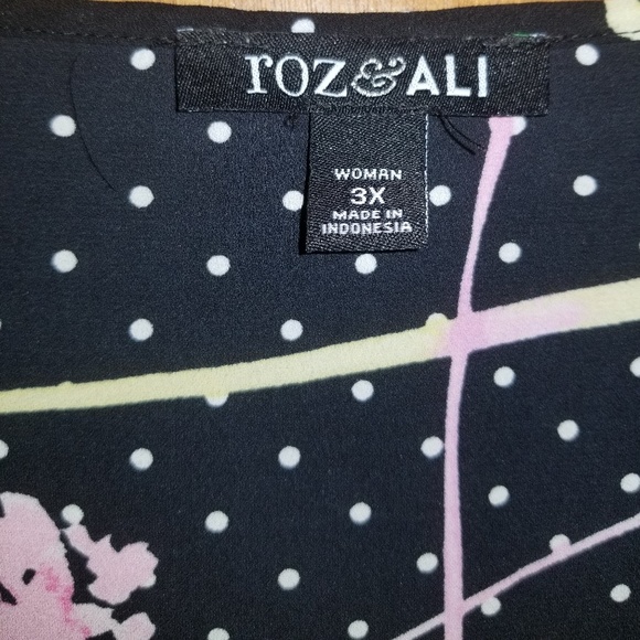 Roz & Ali floral blouse with keyhole detail - Picture 3 of 3